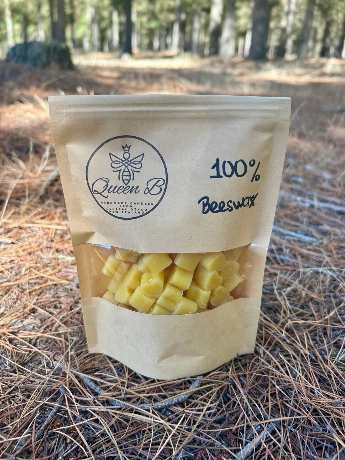 Sweet, simple, and sustainably made. Our beeswax hearts are more than just a craft supply—they are a tribute to the hard-working bees of Aotearoa. Whether you're melting them down for your favorite salve or displaying them on a shelf, these hearts radiate a warm, natural glow.
• Available in three sizes: 40g (Sweet & Simple), 100g (The Classic), 150g (The Maker’s Choice) and 500g (The Maker’s Heart).