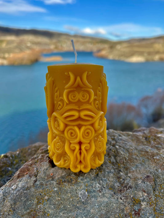 Inspired by the flowing koru motif, this handcrafted candle celebrates new beginnings, growth, and the natural harmony found in Aotearoa’s landscapes. Made from 100% pure New Zealand beeswax, it features intricate spiralling patterns that echo the unfurling fern frond — a symbol deeply connected to Māori art and design. Naturally scented with the gentle sweetness of honey, this candle brings warmth, meaning, and artisan beauty to any home.