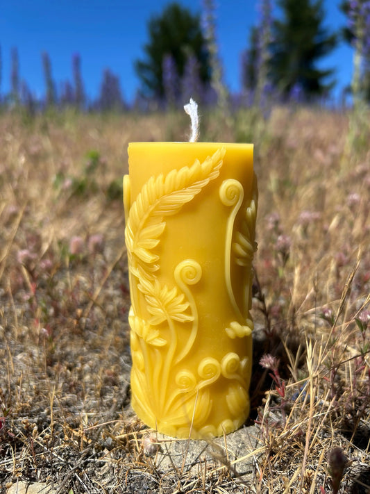Handcrafted from 100% pure New Zealand beeswax, this candle features an intricate botanical fern design inspired by nature. Each piece is hand-poured in small batches, offering a smooth, clean burn and a gentle honey aroma that comes naturally from pure beeswax. Its detailed fern pattern adds a refined, earthy touch to any home décor.
