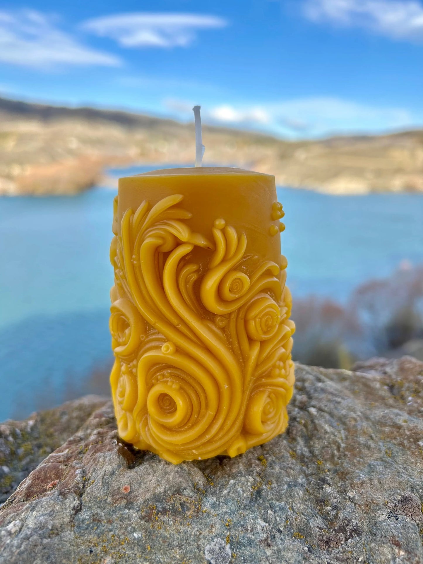 Inspired by the flowing koru motif, this handcrafted candle celebrates new beginnings, growth, and the natural harmony found in Aotearoa’s landscapes. Made from 100% pure New Zealand beeswax, it features intricate spiralling patterns that echo the unfurling fern frond — a symbol deeply connected to Māori art and design. Naturally scented with the gentle sweetness of honey, this candle brings warmth, meaning, and artisan beauty to any home.