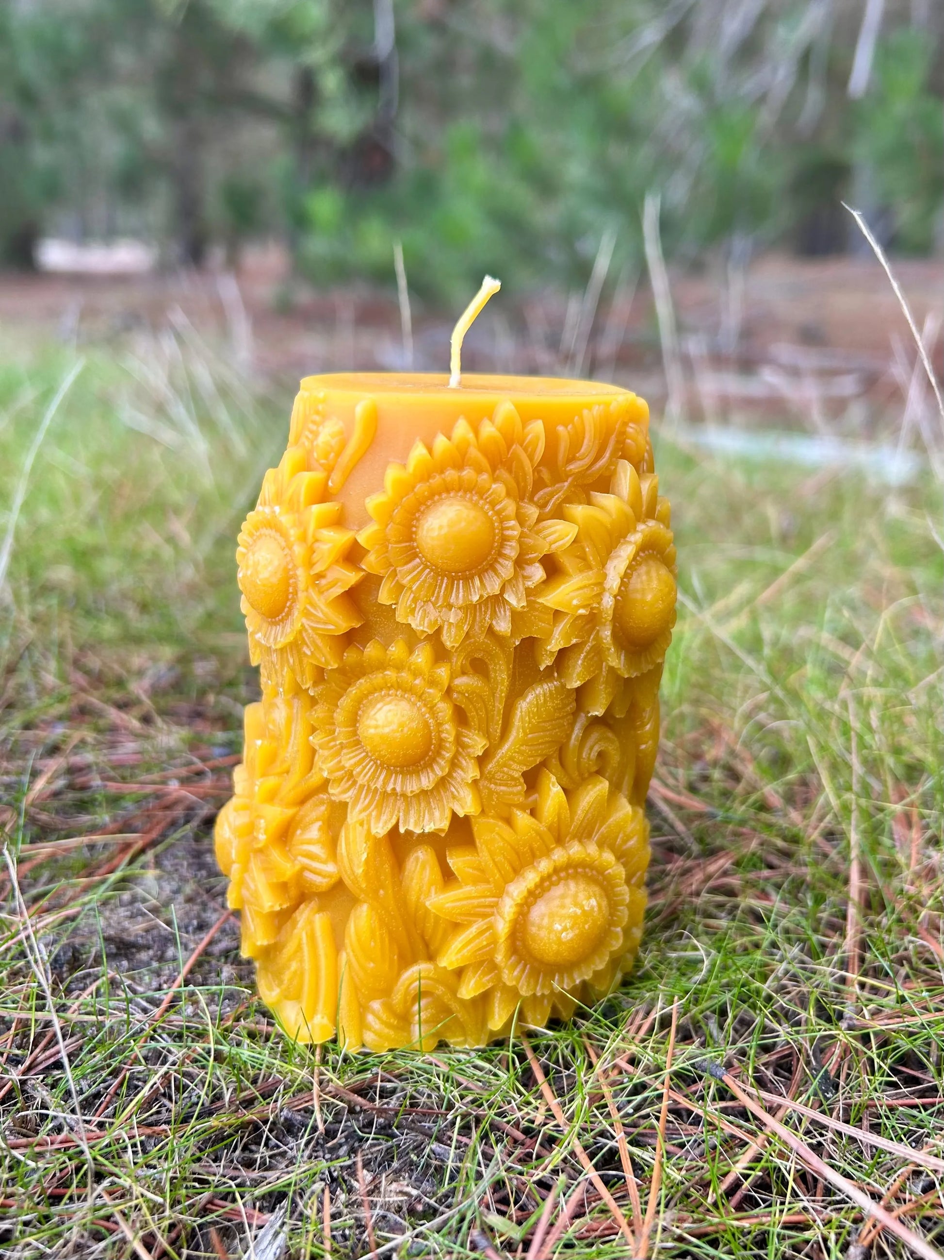 Bring warmth and brightness into your home with this handcrafted Sunflower Bloom 100% New Zealand Beeswax Candle. Featuring beautifully detailed sunflower carvings layered with leaves and flowing natural patterns, this candle adds a cheerful, nature-inspired touch to any room. Hand-poured in small batches using 100% pure beeswax, it offers a clean burn and a naturally sweet honey aroma—completely free from artificial fragrances, dyes, or additives.