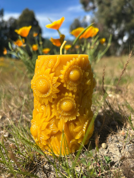Bring warmth and brightness into your home with this handcrafted Sunflower Bloom 100% New Zealand Beeswax Candle. Featuring beautifully detailed sunflower carvings layered with leaves and flowing natural patterns, this candle adds a cheerful, nature-inspired touch to any room. Hand-poured in small batches using 100% pure beeswax, it offers a clean burn and a naturally sweet honey aroma—completely free from artificial fragrances, dyes, or additives.