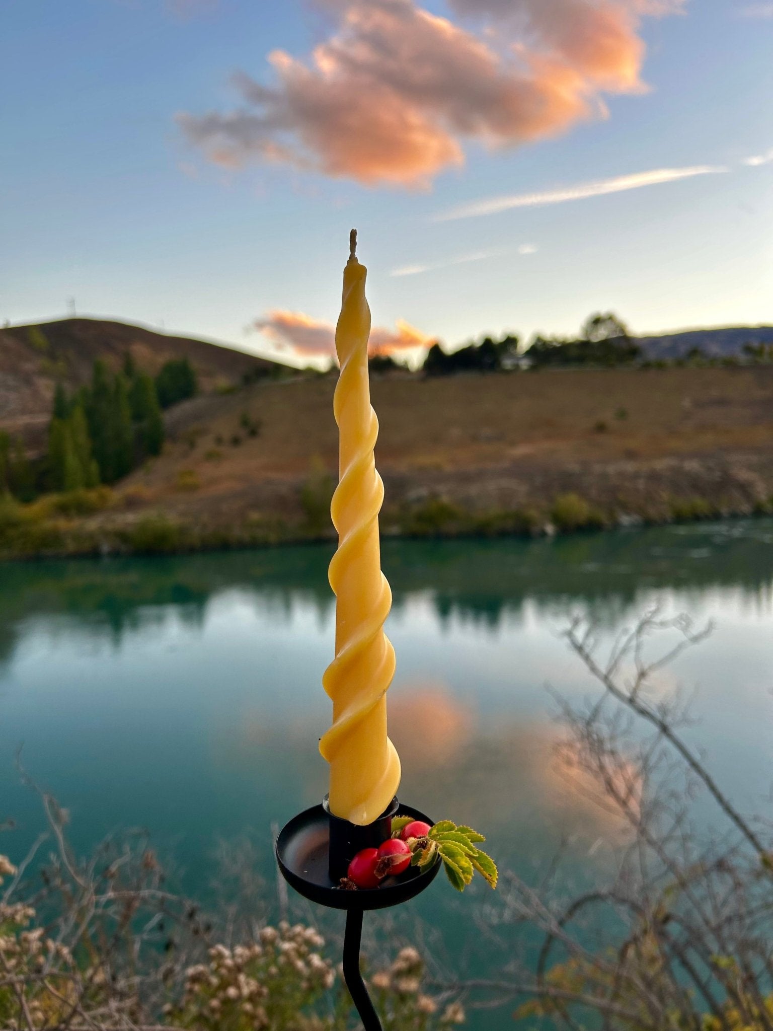 Helix Taper 100% Beeswax Candle - Queen B Candles NZ A sculptural evolution of the classic taper. Inspired by the fluid symmetry of coastal driftwood and winding riverbeds. Moving away from traditional textures, this silhouette focuses on a smooth, rhythmic spiral that catches the light from every angle.